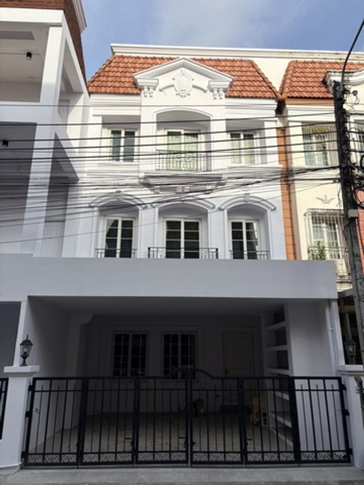 For RentTownhomeThaphra, Talat Phlu, Wutthakat : RT916 3 -bedroom townhome with every built -in bathroom. Built in, the whole kitchen is full of Eb Eb Sathorn project, near Bang Wa BTS.