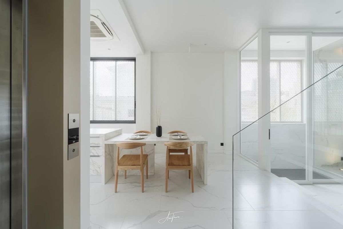 For SaleTownhomeSukhumvit, Asoke, Thonglor : 📢👇Sell with tenant til September 2026
 Luxury house in Ekamai, 5 floors with in-house lift access on every floor, balcony in every room, rooftop terrace