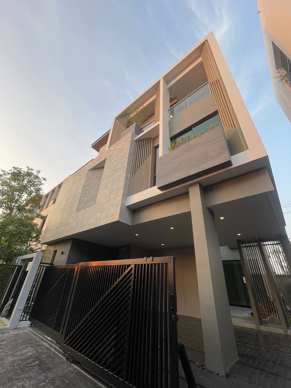 บ้านพัฒนาการ ศรีนครินทร์ : ขาย/ให้เช่า บ้านหรูพร้อมอยู่ ลิฟต์ในตัวบ้าน  มีที่ชาร์จรถไฟฟ้า,เครื่องซักผ้า,อบผ้า,เครื่องล้างจาน ตกแต่งครบ อยู่ตรงข้ามคลับเฮาส์ในโครงการ