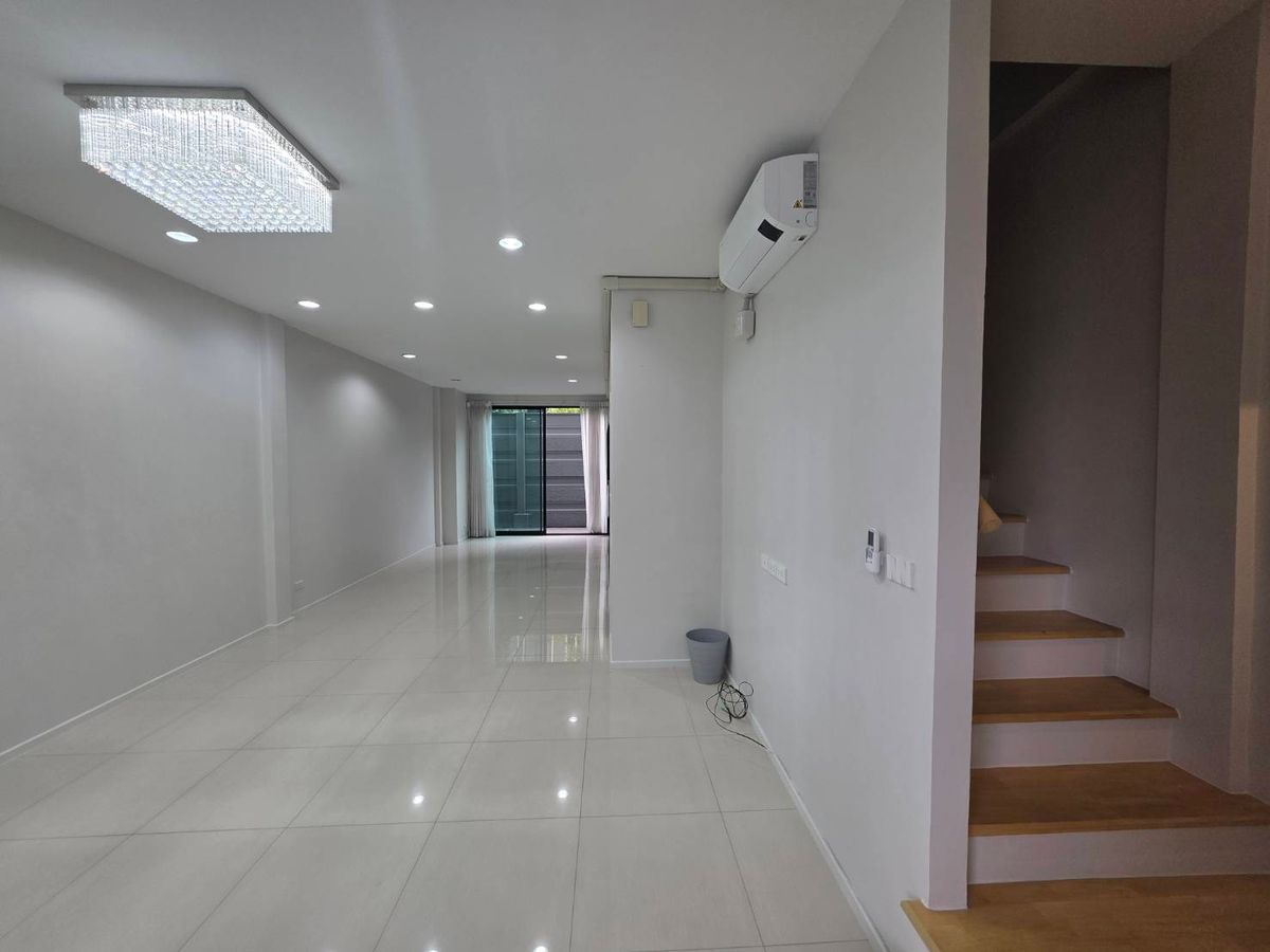 For RentTownhomeVipawadee, Don Mueang, Lak Si : Rent a New Connex House, Don Mueang, near Sears Rangsit, only 7 minutes.