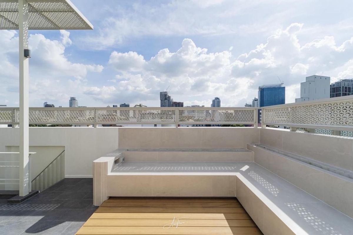 For SaleTownhomeSukhumvit, Asoke, Thonglor : 📢👇Sell with tenant til September 2026
 Luxury house in Ekamai, 5 floors with in-house lift access on every floor, balcony in every room, rooftop terrace