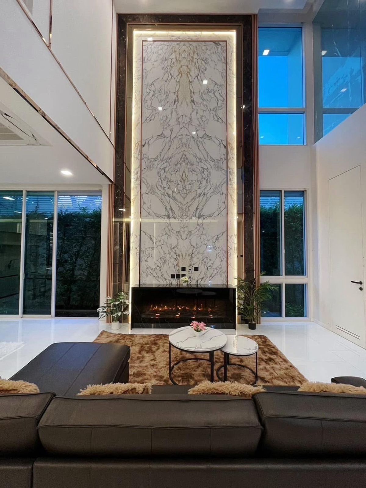 ขายบ้านเลียบทางด่วนรามอินทรา : บ้านเดี่ยว 3 ชั้น ระดับลักชัวรี่ พร้อมลิฟต์ส่วนตัว โครงการ VIVE เอกมัย–รามอินทรา ใกล้ทางด่วน