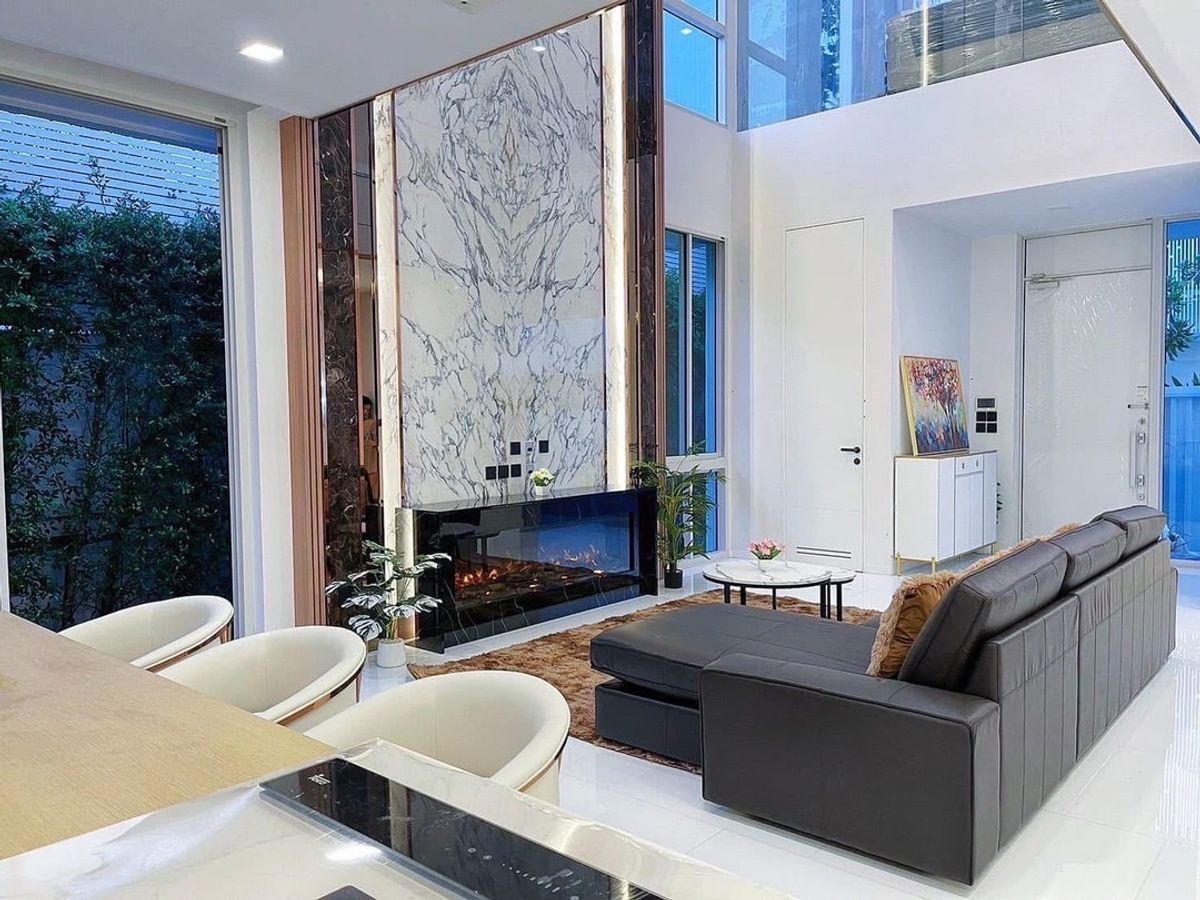 ขายบ้านเลียบทางด่วนรามอินทรา : บ้านเดี่ยว 3 ชั้น ระดับลักชัวรี่ พร้อมลิฟต์ส่วนตัว โครงการ VIVE เอกมัย–รามอินทรา ใกล้ทางด่วน