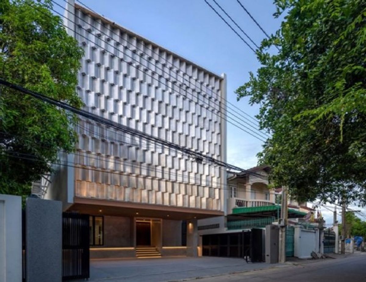 For RentHome OfficeOnnut, Udomsuk : Tel. 081-632-0632 Home Office 2-storey House, Soi Onnuch 70/1, 120 square wah of land / 5 parking / new Renovate / home, not allowing pets or Home Office.