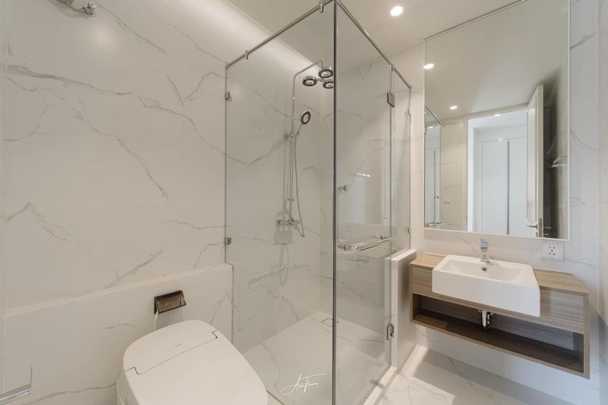 For SaleTownhomeSukhumvit, Asoke, Thonglor : 📢👇Sell with tenant til September 2026
 Luxury house in Ekamai, 5 floors with in-house lift access on every floor, balcony in every room, rooftop terrace