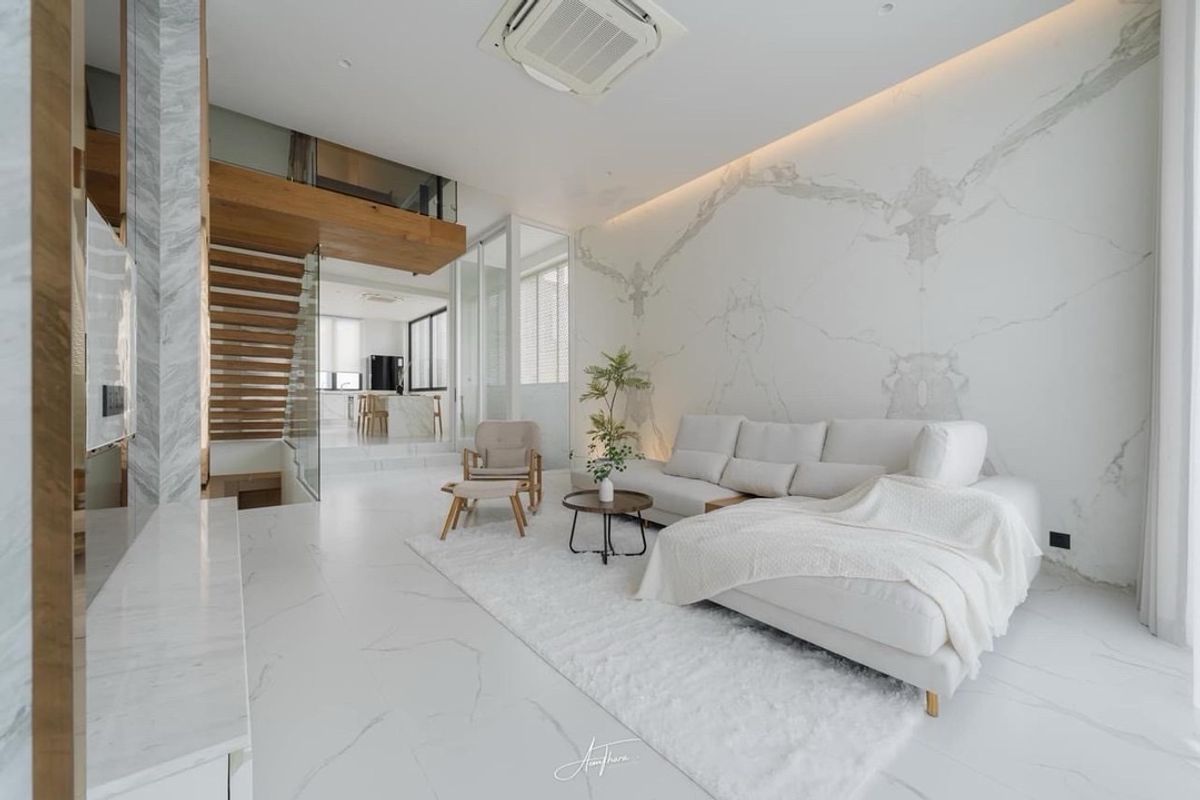 For SaleTownhomeSukhumvit, Asoke, Thonglor : 📢👇Sell with tenant til September 2026
 Luxury house in Ekamai, 5 floors with in-house lift access on every floor, balcony in every room, rooftop terrace