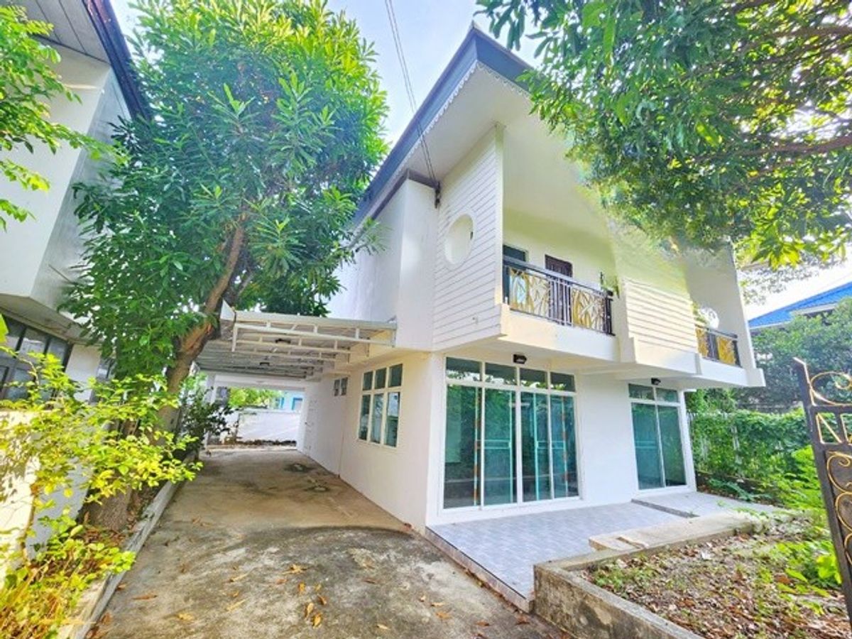 For RentHouseNana, North Nana,Sukhumvit13, Soi Nana : BTS Phra Khanong 1.24 km, Sukhumvit 71, very big house, 2 floors, 75 sq.w. Onnuch Ferruer, full of built-in 3, 3 water 295 sq.m. Pridi Phanomyong 8-16