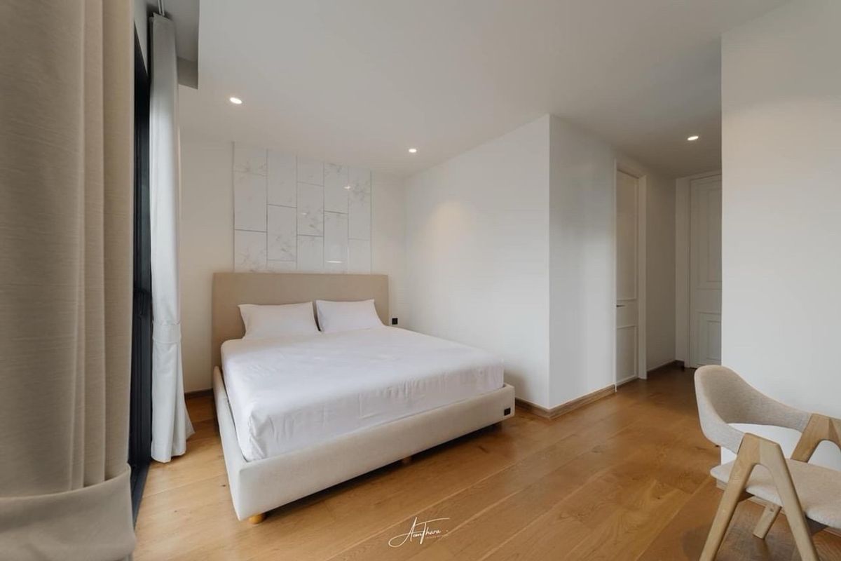 For SaleTownhomeSukhumvit, Asoke, Thonglor : 📢👇Sell with tenant til September 2026
 Luxury house in Ekamai, 5 floors with in-house lift access on every floor, balcony in every room, rooftop terrace