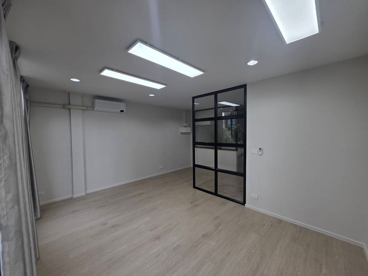 For RentTownhomeVipawadee, Don Mueang, Lak Si : Rent a New Connex House, Don Mueang, near Sears Rangsit, only 7 minutes.