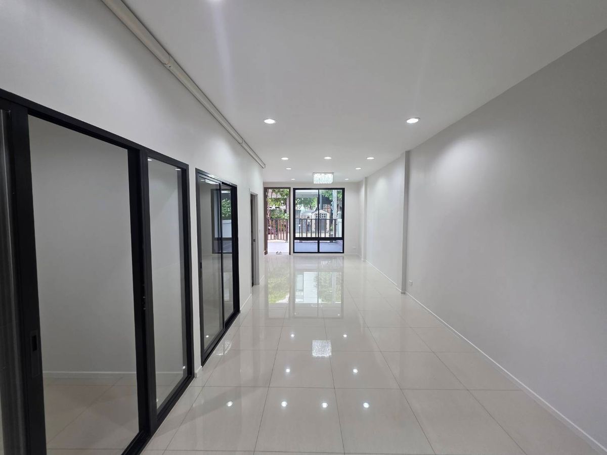 For RentTownhomeVipawadee, Don Mueang, Lak Si : Rent a New Connex House, Don Mueang, near Sears Rangsit, only 7 minutes.