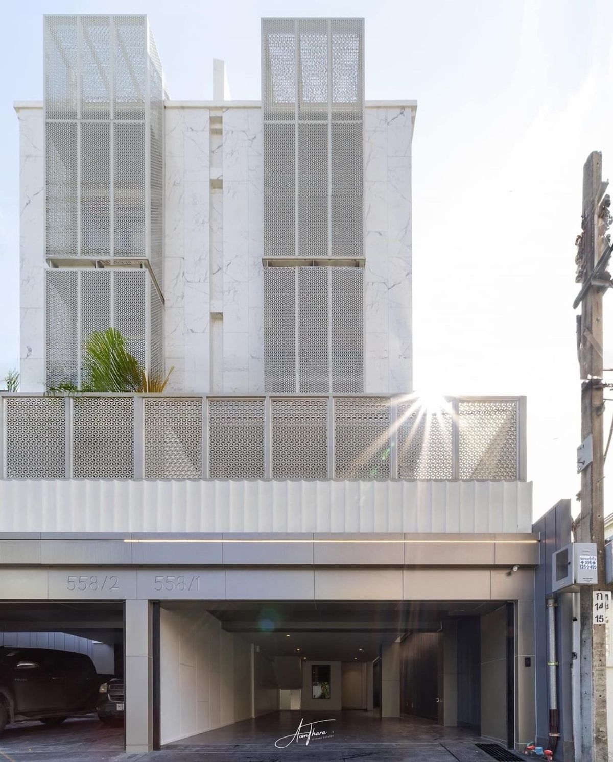 ขายทาวน์โฮมสุขุมวิท อโศก ทองหล่อ : 📢👇Sell with tenant 
Luxury house in Ekamai, 5 floors with in-house lift access on every floor, balcony in every room, rooftop terrace