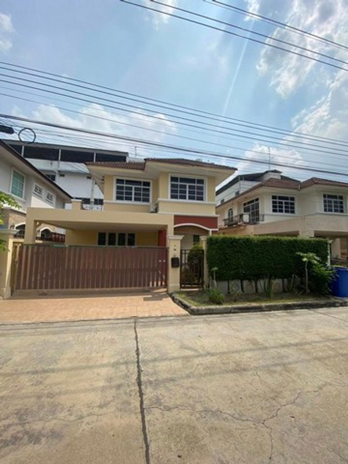For RentHouseOnnut, Udomsuk : RH1273 2 -story house for rent, Imperial Park, Sukhumvit 60 Sq. 5 bedrooms, 3 bathrooms, air conditioning 5, near BTS Udomsuk