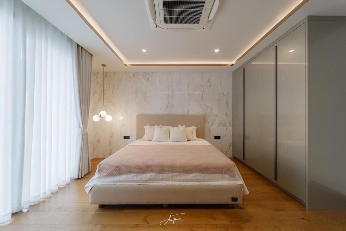 For SaleTownhomeSukhumvit, Asoke, Thonglor : 📢👇Sell with tenant til September 2026
 Luxury house in Ekamai, 5 floors with in-house lift access on every floor, balcony in every room, rooftop terrace