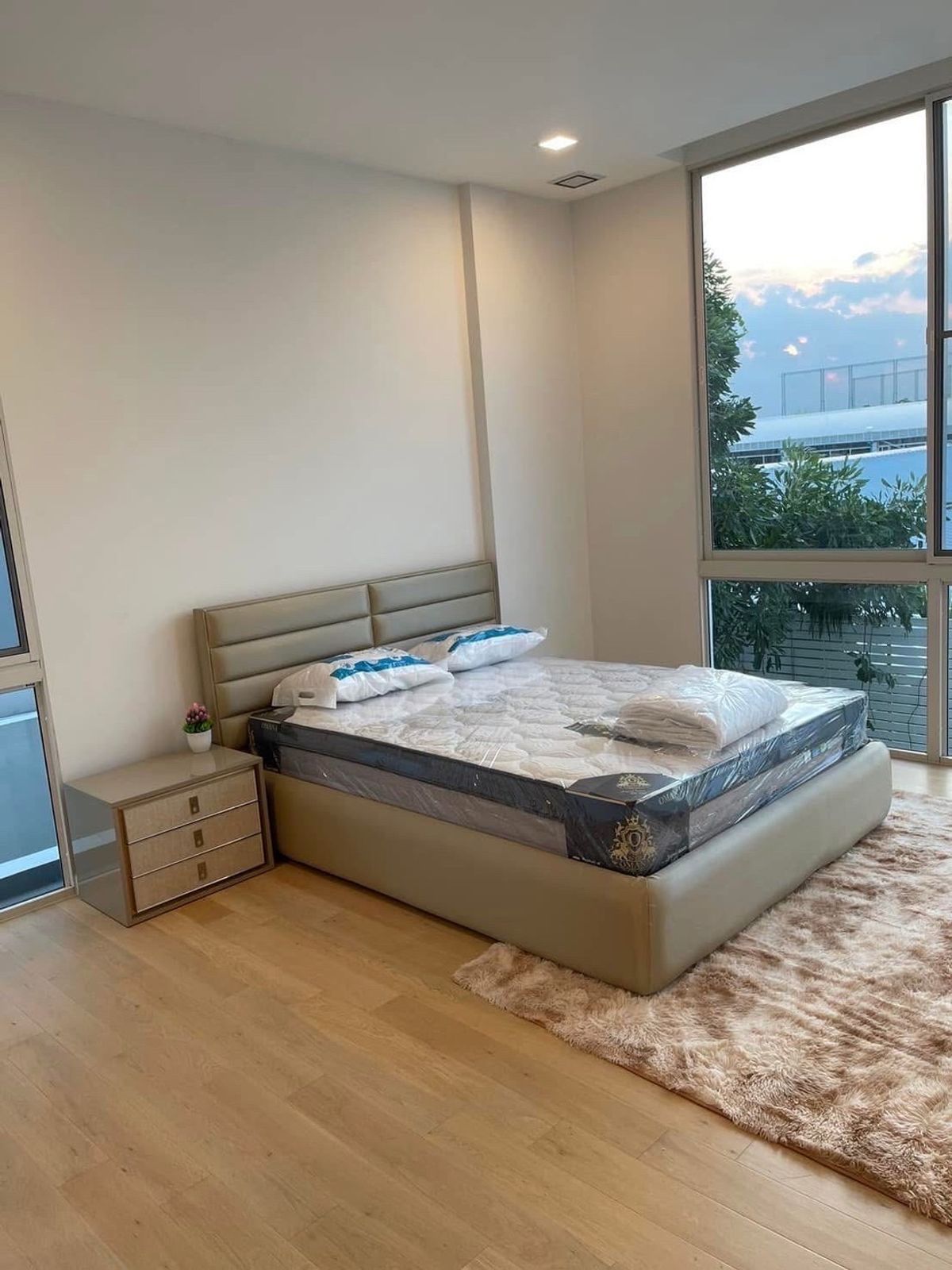 ขายบ้านเลียบทางด่วนรามอินทรา : บ้านเดี่ยว 3 ชั้น ระดับลักชัวรี่ พร้อมลิฟต์ส่วนตัว โครงการ VIVE เอกมัย–รามอินทรา ใกล้ทางด่วน