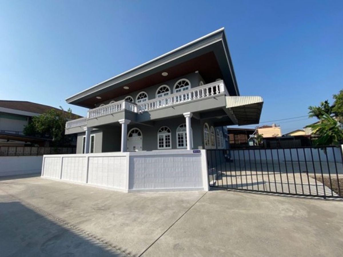For RentHome OfficeOnnut, Udomsuk : Tel. 081-632-0632 Home Office 2-storey House, Soi Onnuch 70/1, 120 square wah of land / 5 parking / new Renovate / home, not allowing pets or Home Office.