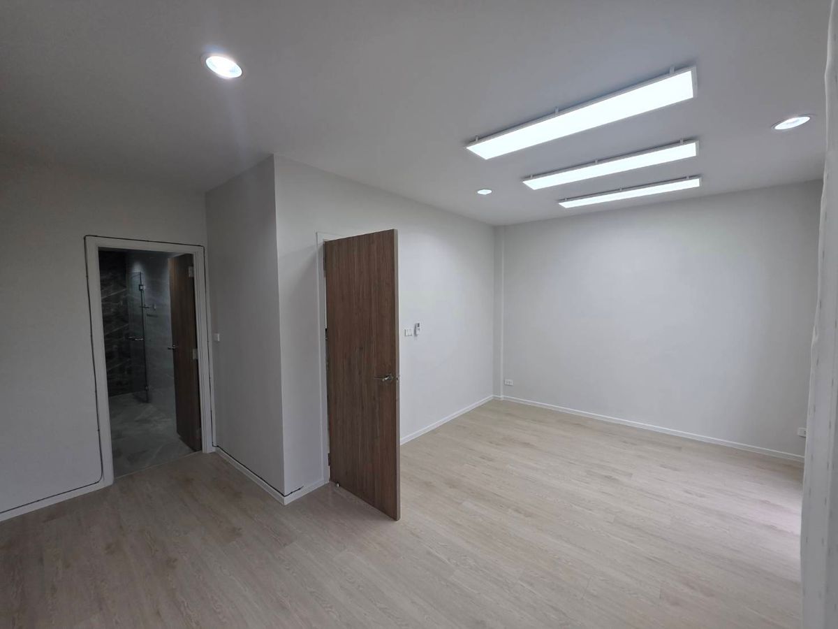 For RentTownhomeVipawadee, Don Mueang, Lak Si : Rent a New Connex House, Don Mueang, near Sears Rangsit, only 7 minutes.