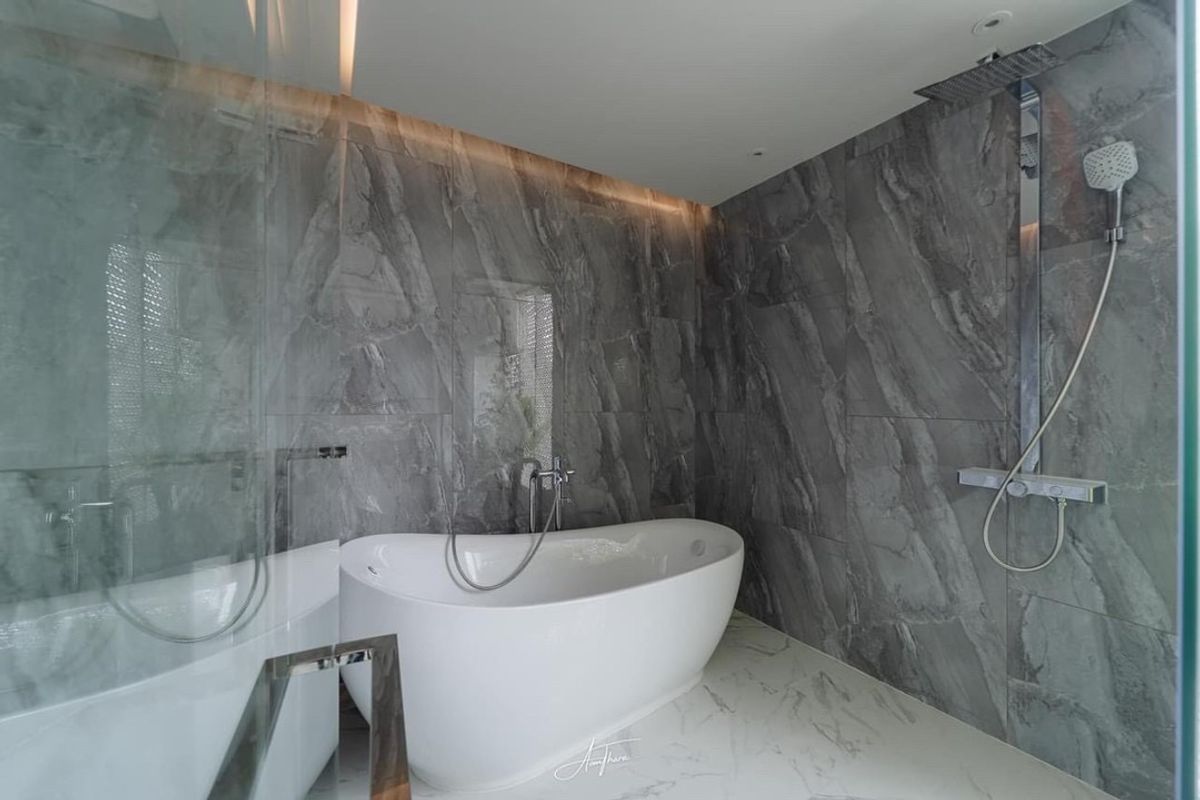 For SaleTownhomeSukhumvit, Asoke, Thonglor : 📢👇Sell with tenant til September 2026
 Luxury house in Ekamai, 5 floors with in-house lift access on every floor, balcony in every room, rooftop terrace