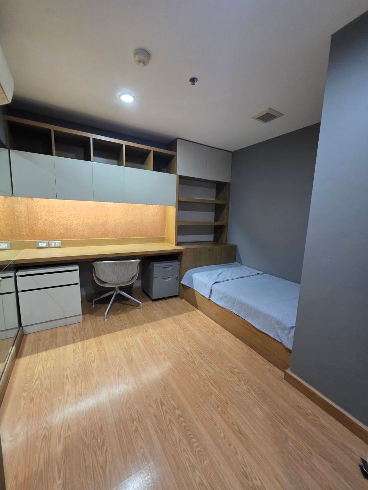 For RentCondoSukhumvit, Asoke, Thonglor : From BTS Thonglor Station, approximately 400 meters.