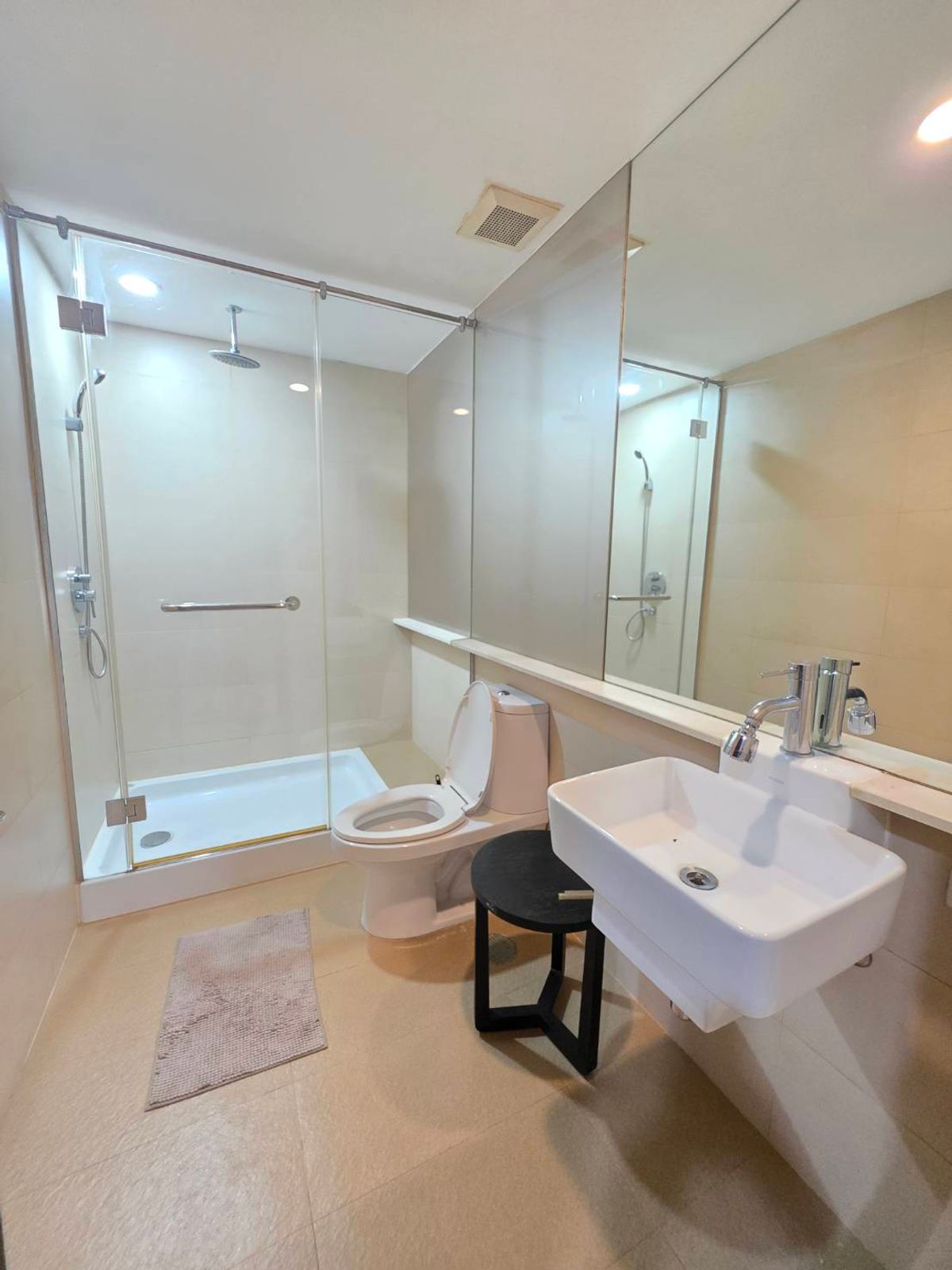 For RentCondoSukhumvit, Asoke, Thonglor : From BTS Thonglor Station, approximately 400 meters.