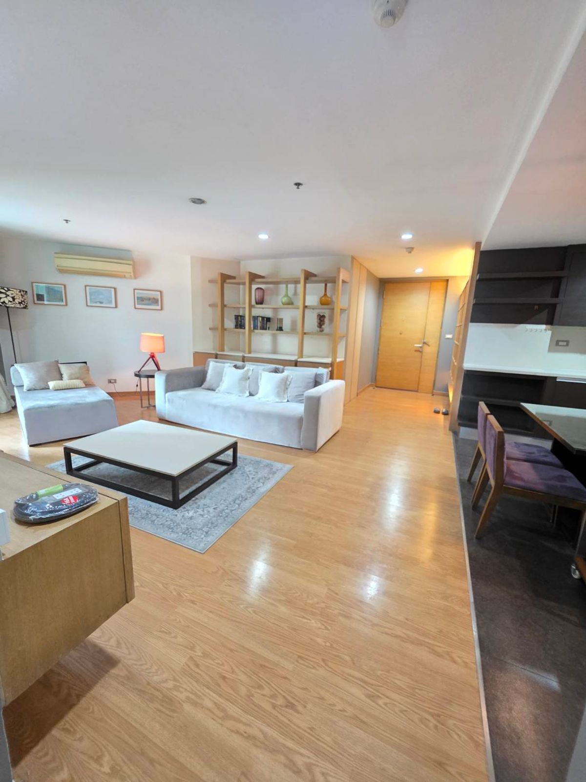 For RentCondoSukhumvit, Asoke, Thonglor : From BTS Thonglor Station, approximately 400 meters.