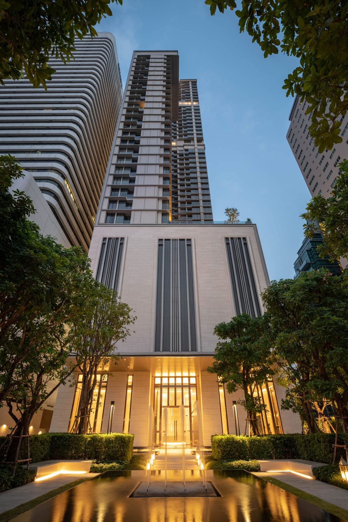 For SaleCondoSukhumvit, Asoke, Thonglor : Sell at loss!!!! Lowest price in the market, high floor with open view, ready to move ✨The Esse Asoke✨2 bedrooms, 2 bathrooms, size 75 sq m, near BTS Asoke/Sukhumvit. Tel.0982645161 