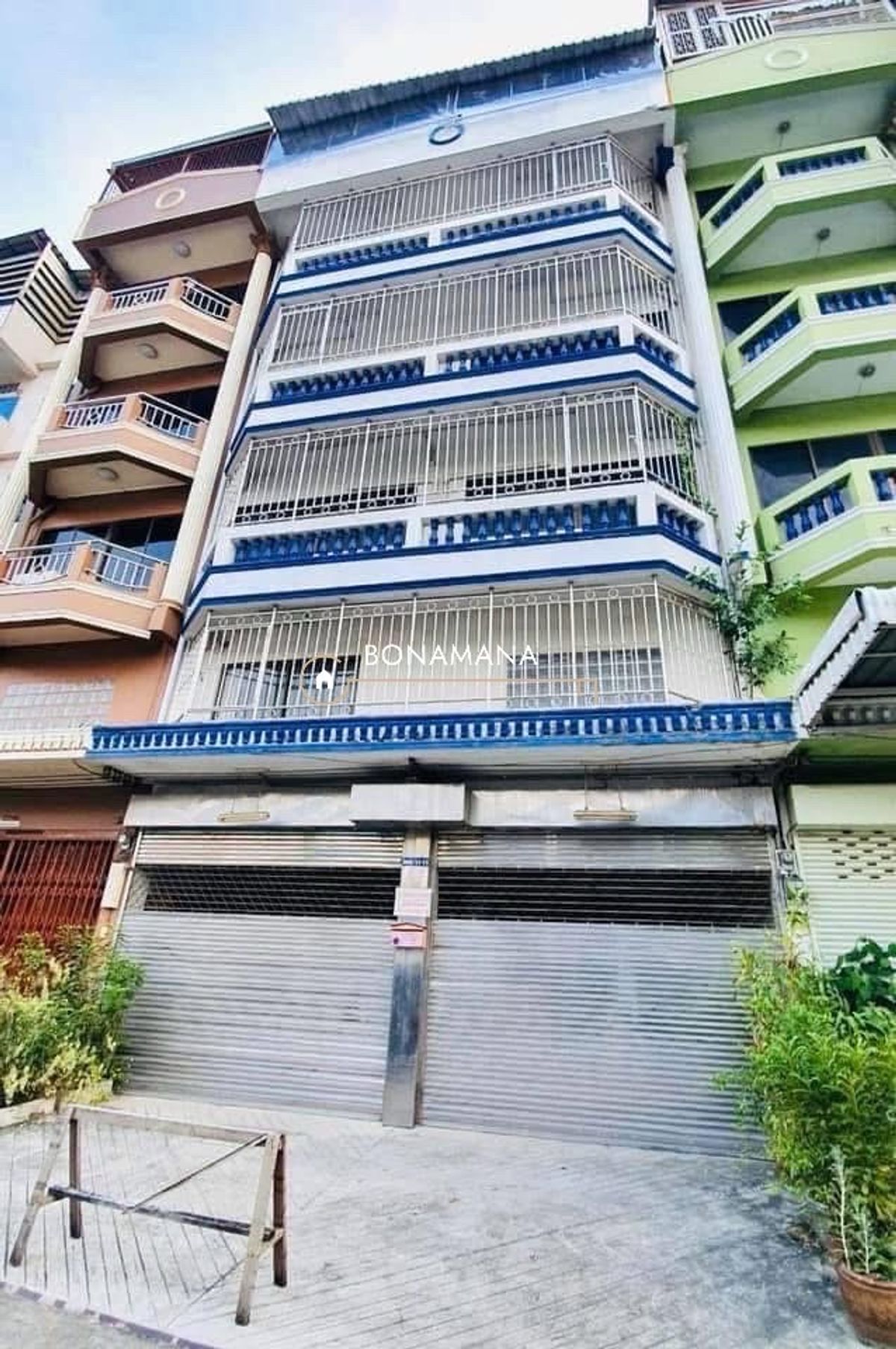 For RentShop HouseWongwianyai, Charoennakor : Home Office, Commercial Building, Bukkho Charoen Nakhon Intersection
