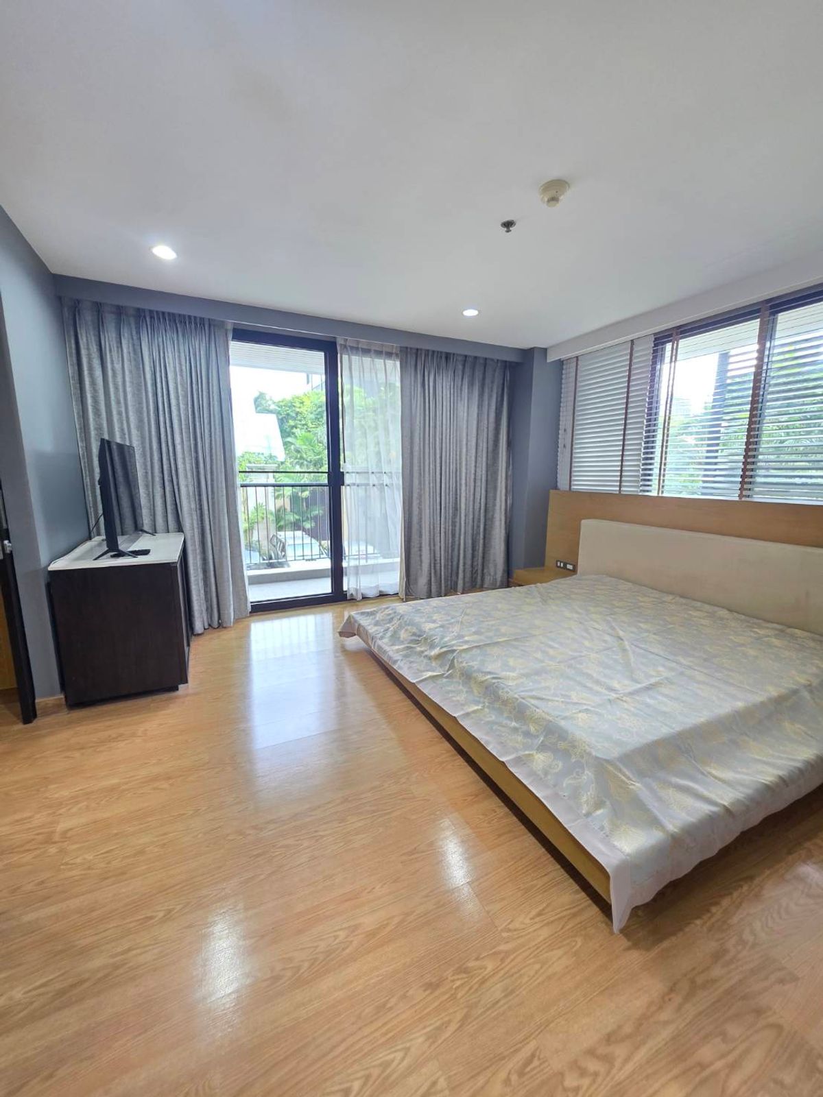 For RentCondoSukhumvit, Asoke, Thonglor : From BTS Thonglor Station, approximately 400 meters.