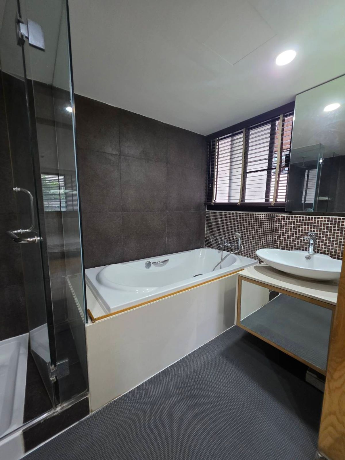 For RentCondoSukhumvit, Asoke, Thonglor : From BTS Thonglor Station, approximately 400 meters.