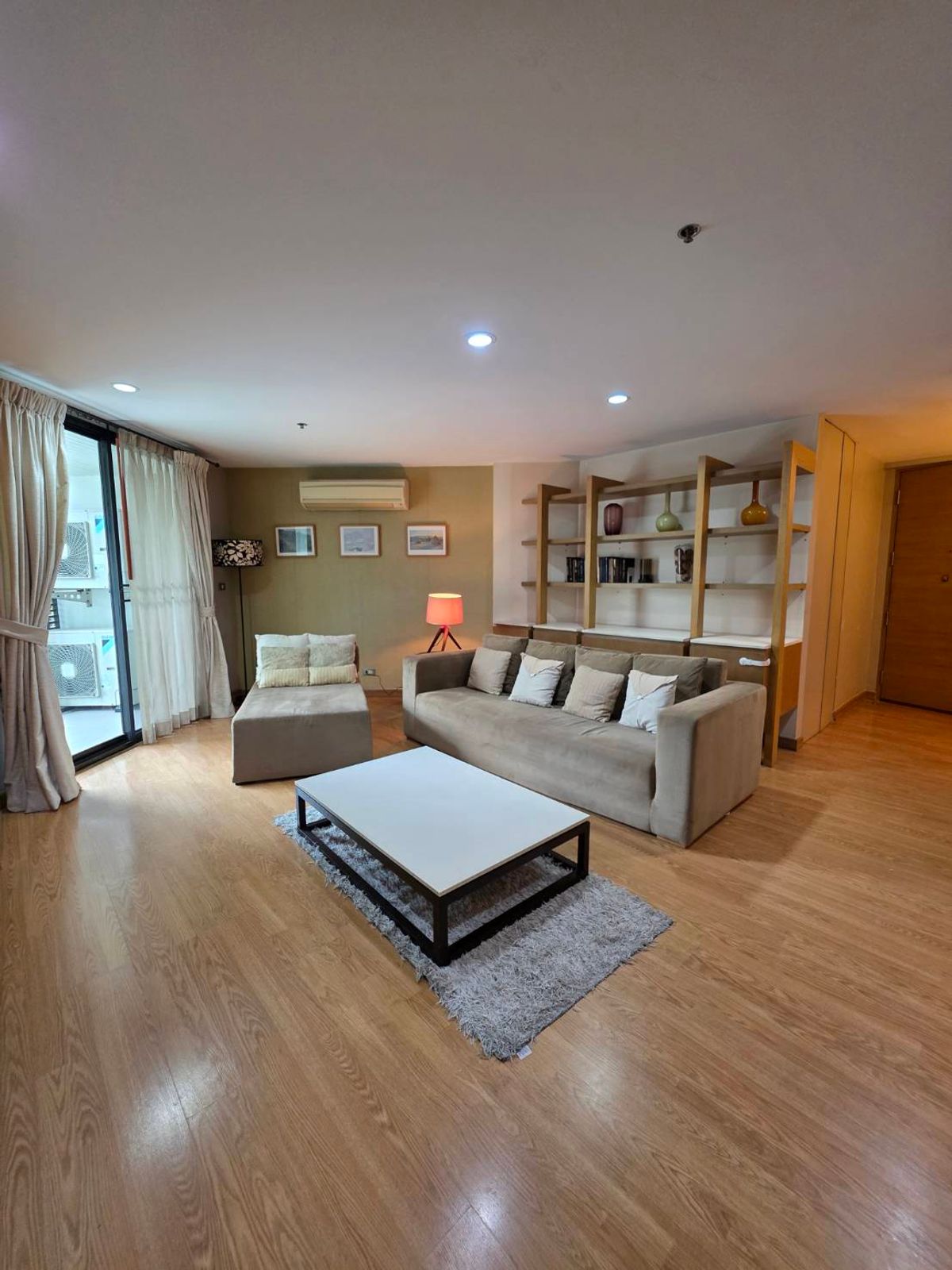 For RentCondoSukhumvit, Asoke, Thonglor : From BTS Thonglor Station, approximately 400 meters.