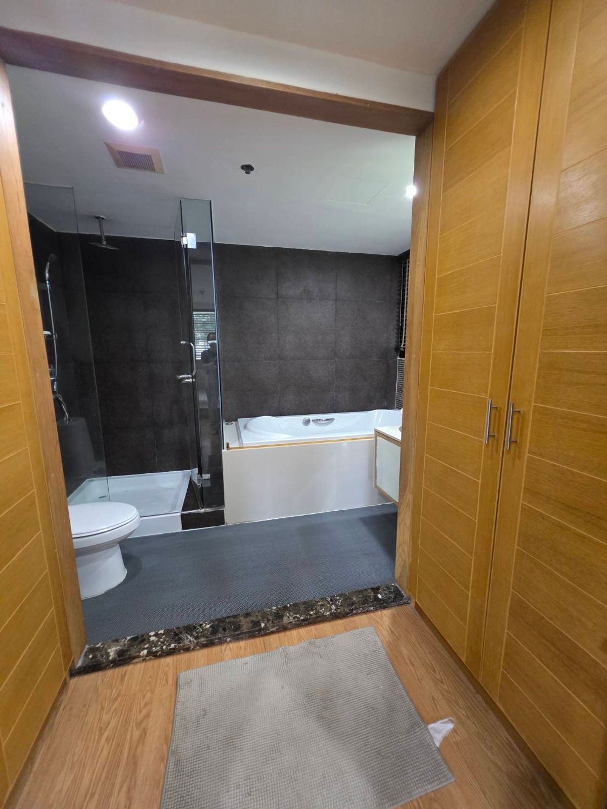 For RentCondoSukhumvit, Asoke, Thonglor : From BTS Thonglor Station, approximately 400 meters.