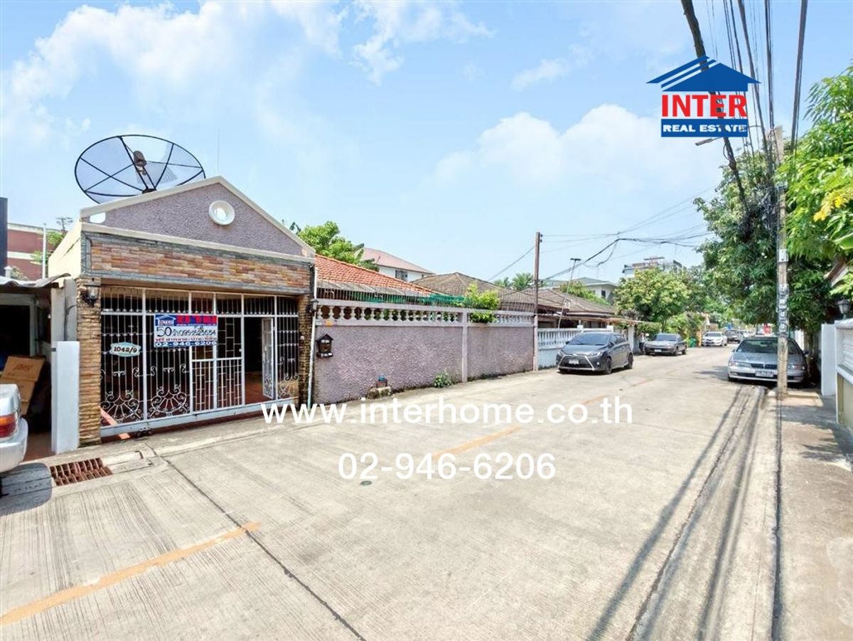 For SaleLandSukhumvit, Asoke, Thonglor : Land + 1st floor room, 50 sq.w., Thap Kaew Village, near BTS Punnawithi Soi Sukhumvit 101 Soi Punnawithi 36 Wachirat Road Demonstration Phra Khanong District, Bangkok