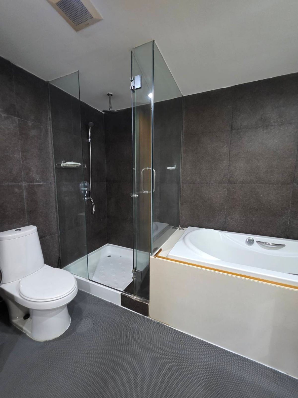 For RentCondoSukhumvit, Asoke, Thonglor : From BTS Thonglor Station, approximately 400 meters.