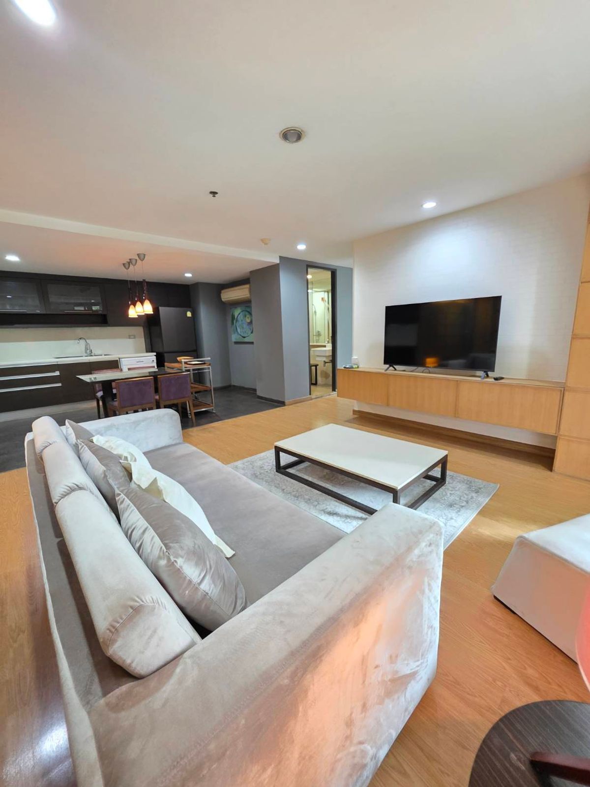 For RentCondoSukhumvit, Asoke, Thonglor : From BTS Thonglor Station, approximately 400 meters.