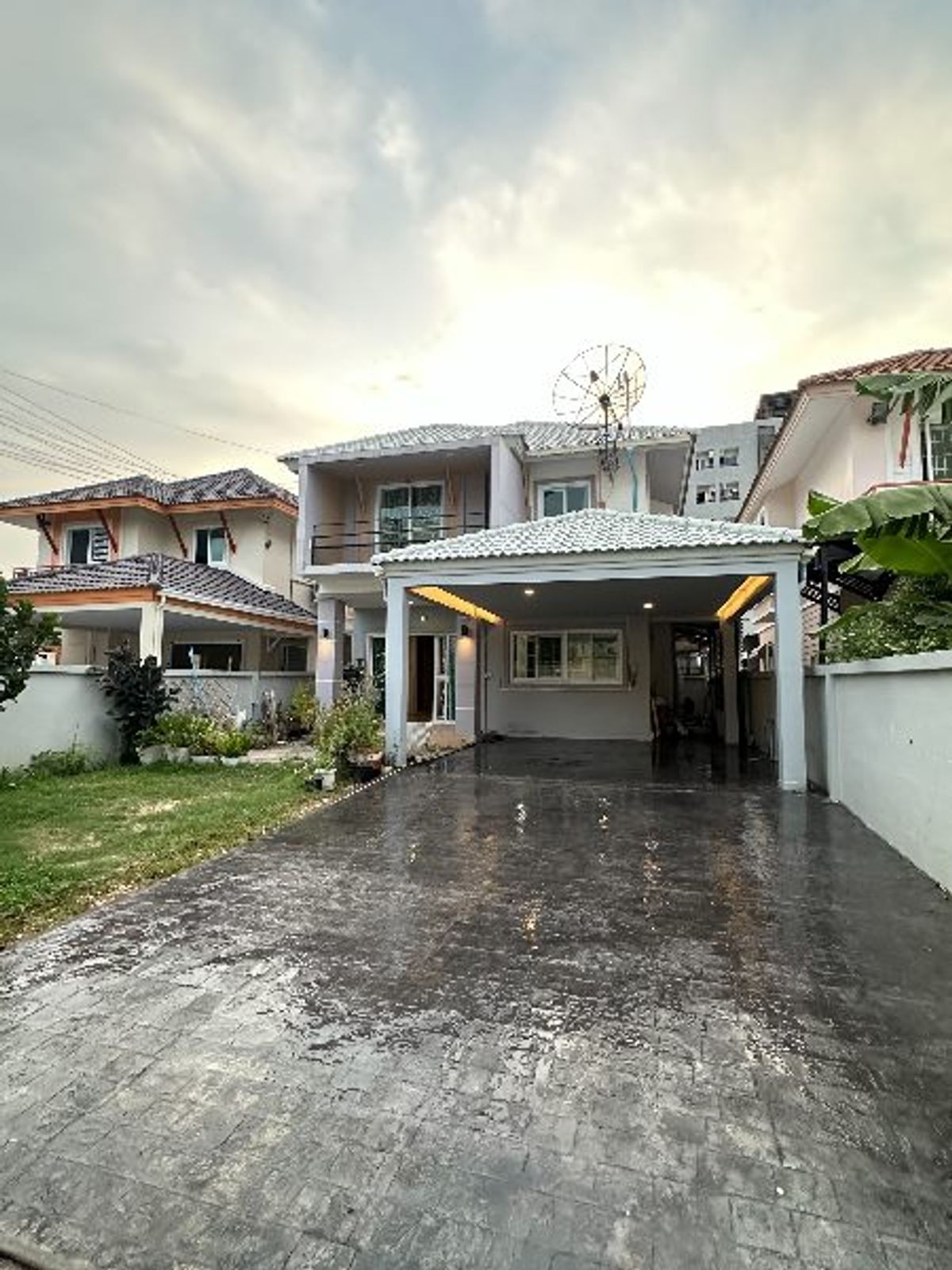 For RentHouseSapankwai,Jatujak : Rent a 2 -story detached house, 3 bedrooms, 3 bathrooms, 4 parking spaces, Ladprao, Ratchada