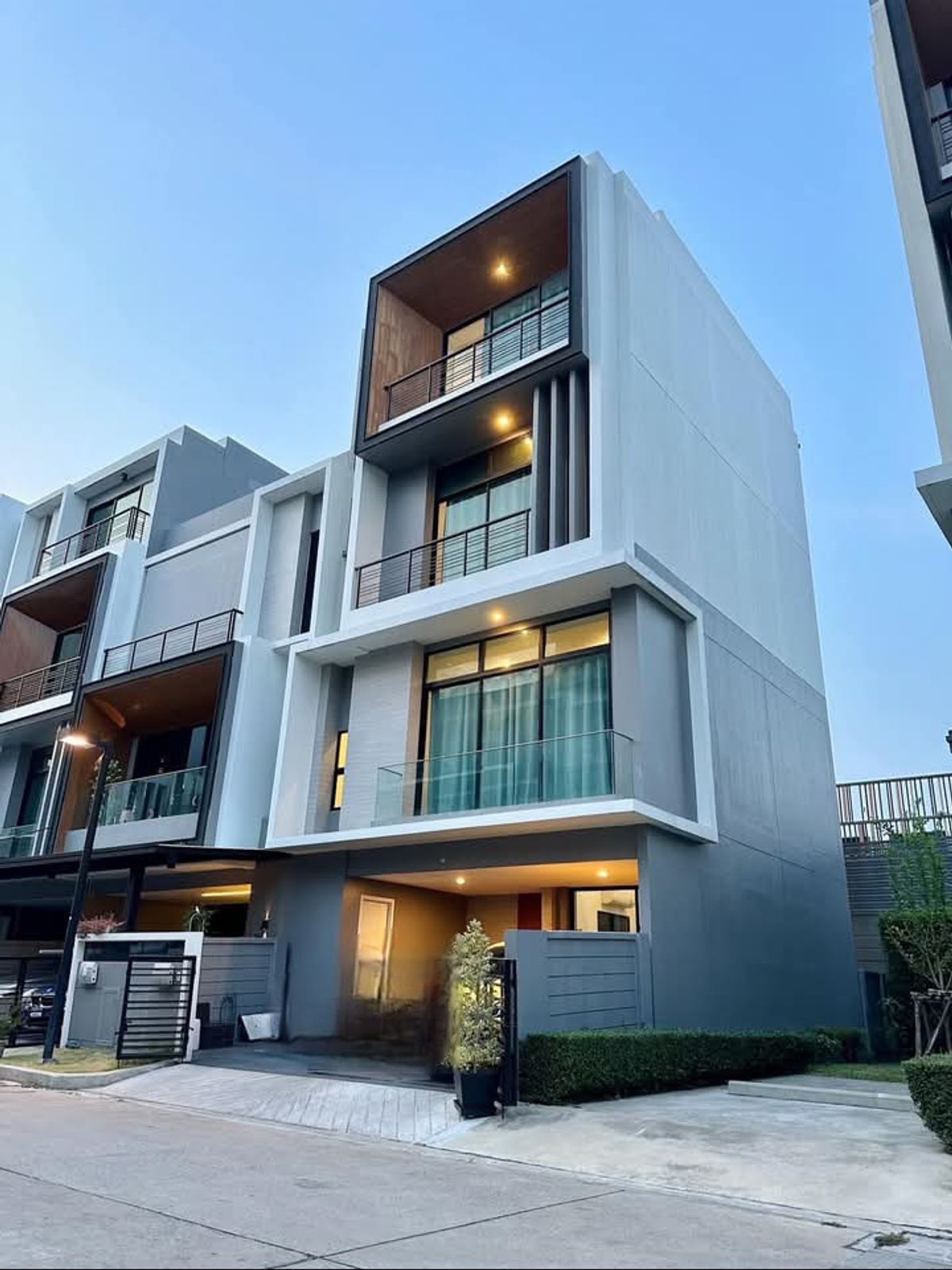 ให้เช่าทาวน์โฮมพัฒนาการ ศรีนครินทร์ : 🔴55000฿🔴𝐍𝐢𝐫𝐯𝐚𝐧𝐚 𝐃𝐞𝐟𝐢𝐧𝐞 𝐒𝐫𝐢𝐧𝐚𝐤𝐚𝐫𝐢𝐧-𝐑𝐚𝐦𝐚𝟗|เนอวา​นา​ ดีฟายน์ ศรีนครินทร์-พระราม9 (แบบ 3 นอน 4น้ำ)​ ยินดีให้บริการทุกวัน​🙏 
📩  สนใจทักเลย (ตอบไวมาก)​
🔸 : 𝗜𝗗 𝗟𝗜𝗡𝗘 : @bbcondo88
🔸 : รหัสทรัพย์​ 6804-0706