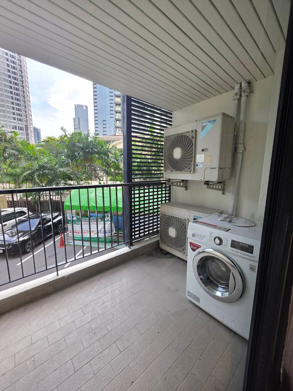 For RentCondoSukhumvit, Asoke, Thonglor : From BTS Thonglor Station, approximately 400 meters.