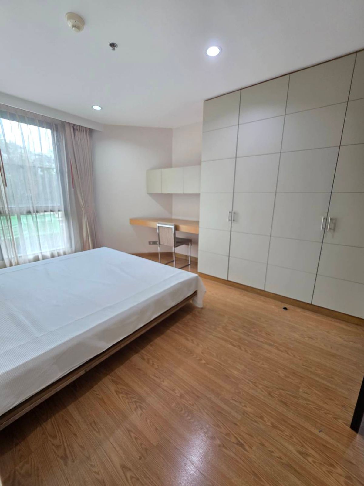 For RentCondoSukhumvit, Asoke, Thonglor : From BTS Thonglor Station, approximately 400 meters.