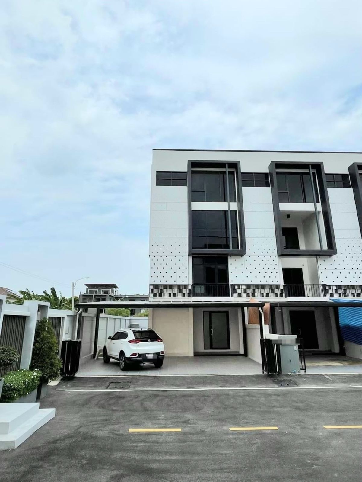 For RentHome OfficeNawamin, Ramindra : 4 -story townhome rental, Ram Inthra 62 area, suitable for Home Office and stay in The Harmony Project near Fashion Island, The Prommanad.