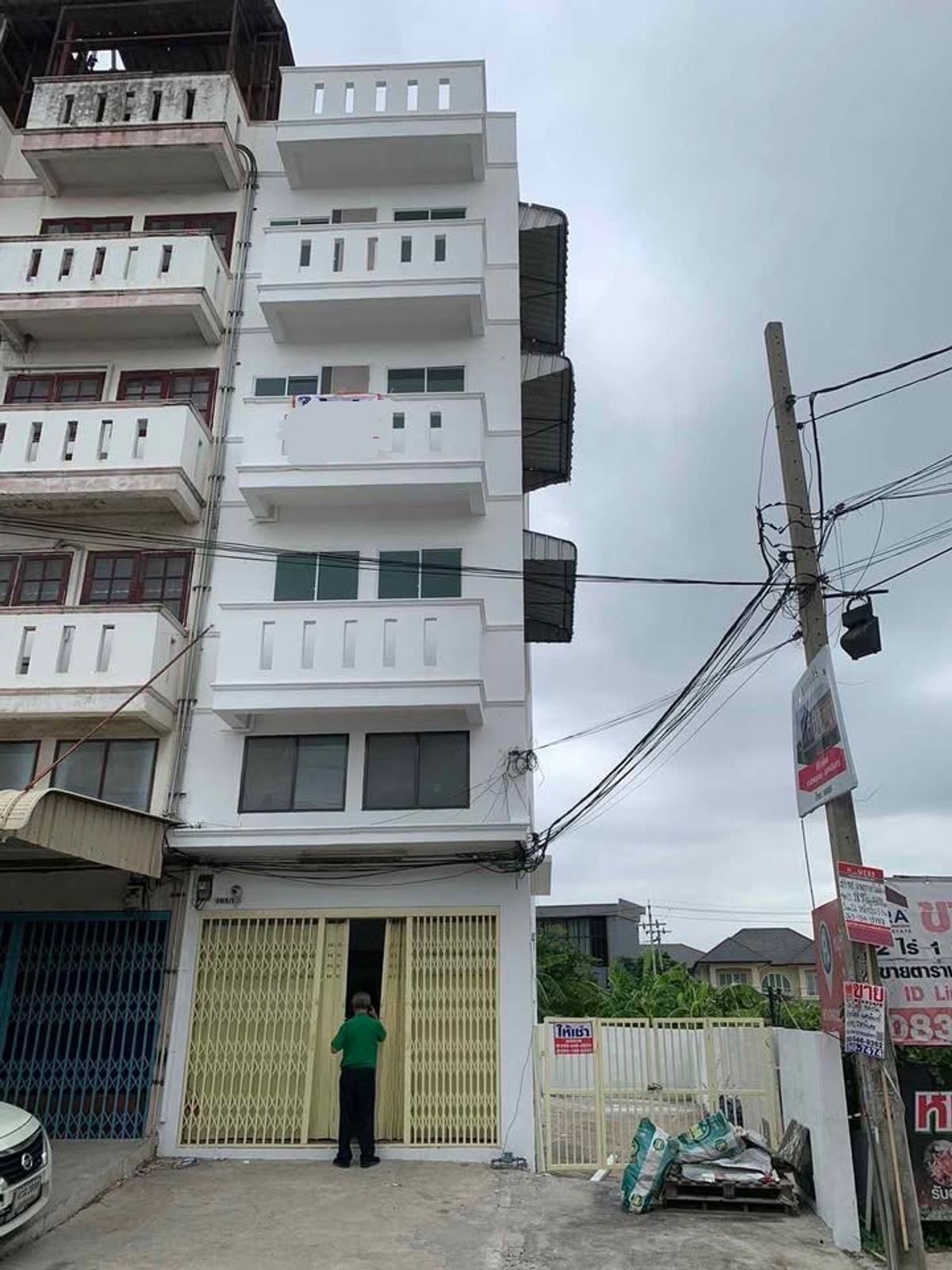 ให้เช่าบ้านพระราม 5 ราชพฤกษ์ บางกรวย : ให้เช่า ตึกแถว 4.5 ชั้น  มีชั้นดาดฟ้า ห้องริม มีที่จอดรถด้านหน้าและด้านข้าง 