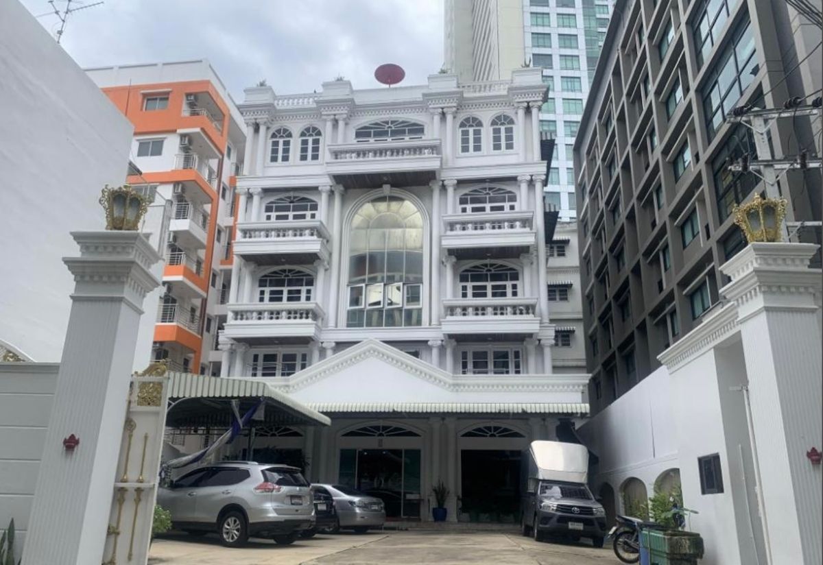 For RentOfficeWongwianyai, Charoennakor : Rent a 6 -storey office building, good location with a passenger lift near BTS, Krung Thon Buri and Icon Siam. Interested in Atline.@841QLNR