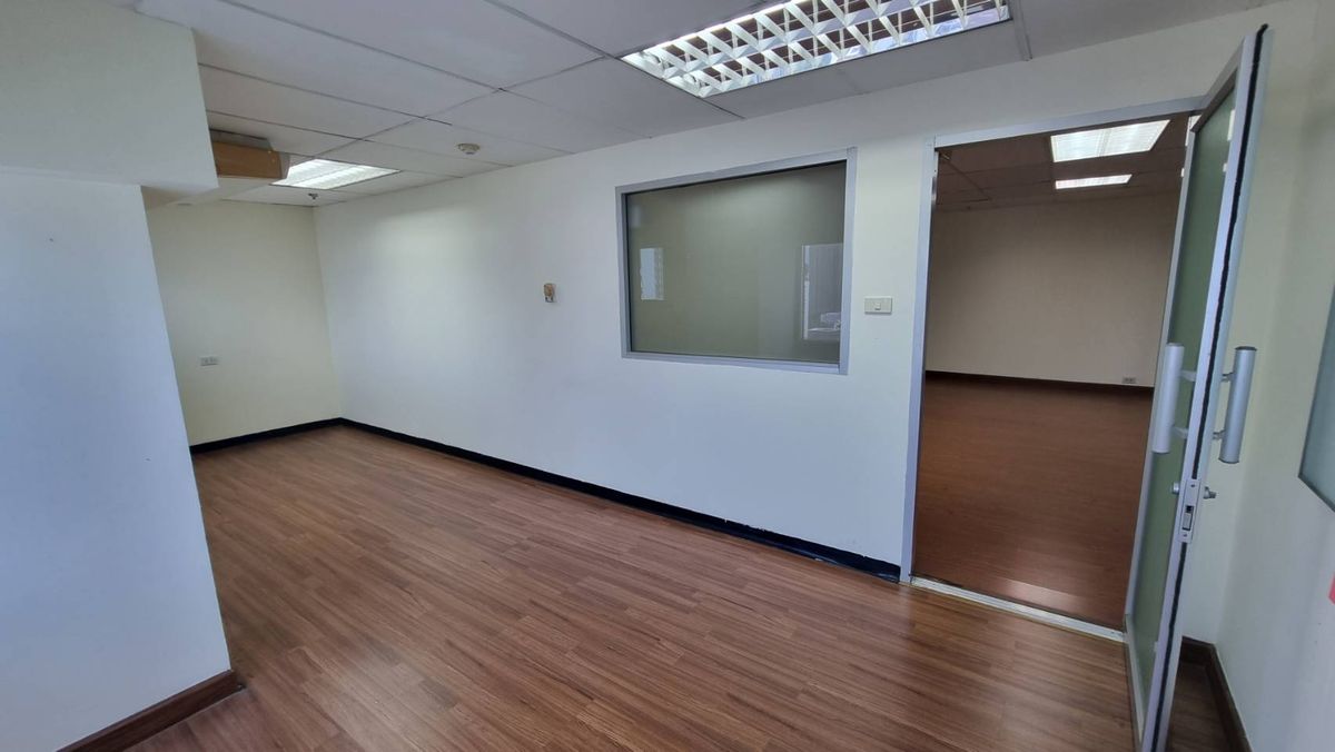 For RentOfficeSukhumvit, Asoke, Thonglor : BTS BTS Ashok Office, Size 91 sq.m., price 540 baht per meter, 20th floor, can enter the building 24 hours. The staff can use the fitness swimming pool  