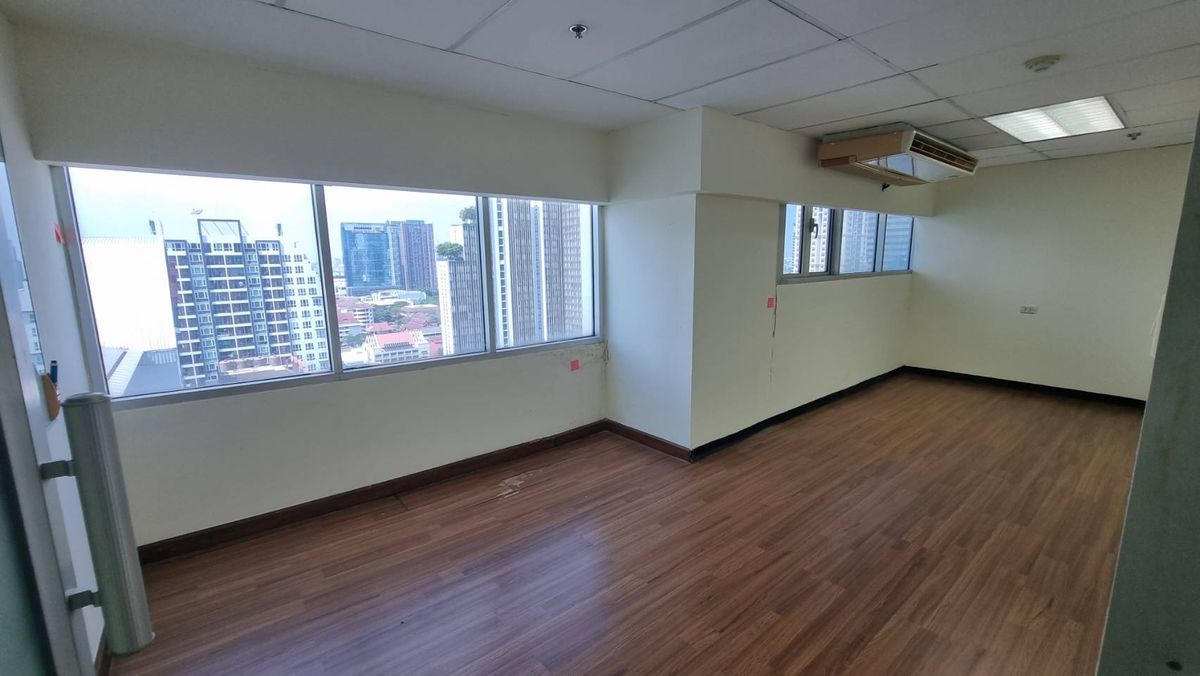For RentOfficeSukhumvit, Asoke, Thonglor : BTS BTS Ashok Office, Size 91 sq.m., price 540 baht per meter, 20th floor, can enter the building 24 hours. The staff can use the fitness swimming pool  
