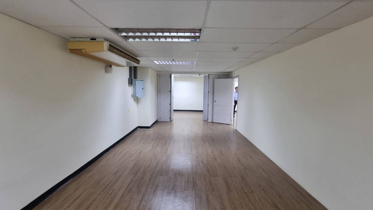 For RentOfficeSukhumvit, Asoke, Thonglor : For rent, BTS, Asoke, size 167 sq.m., price 480 baht per meter, 11th floor, can enter the building 24 hours. Staff can use the fitness swimming pool  