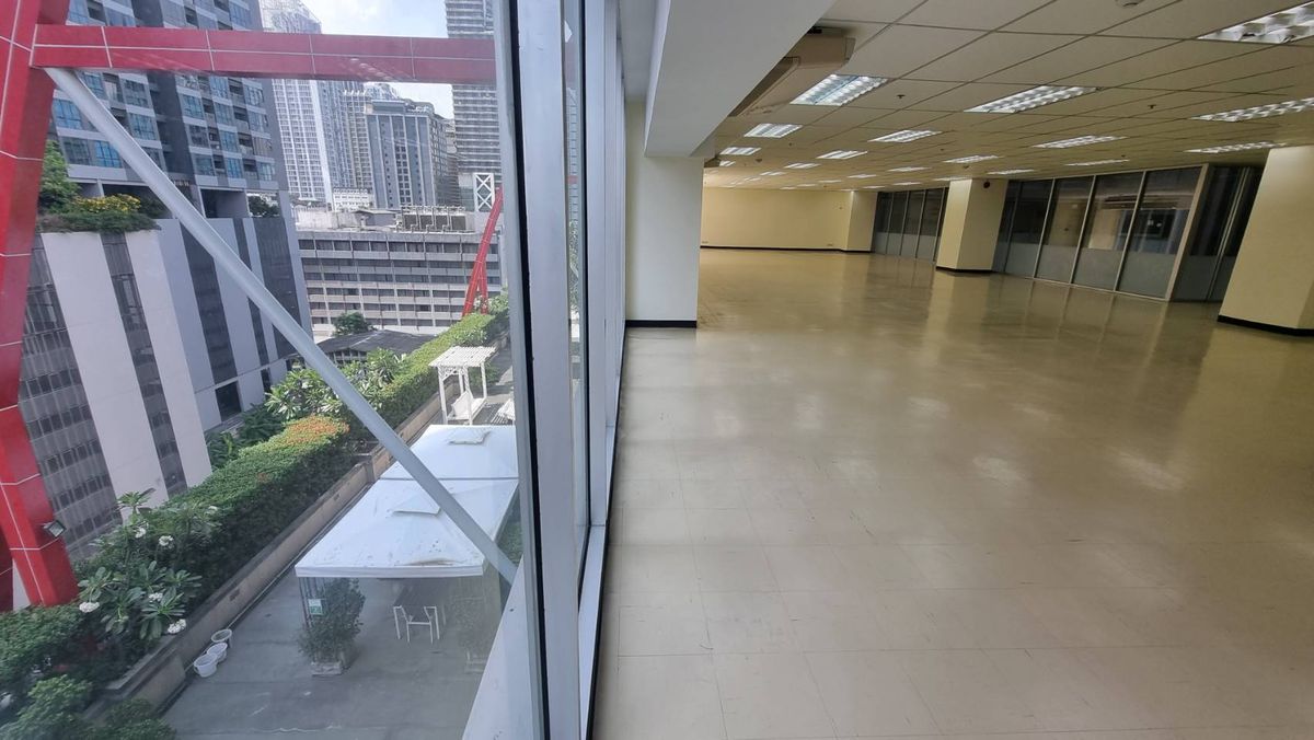For RentOfficeSukhumvit, Asoke, Thonglor : BTS BTS BTS, 256 sq.m., 630 baht per meter, 8th floor, can enter the building 24 hours. Staff can use the fitness swimming pool  