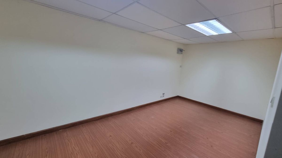 For RentOfficeSukhumvit, Asoke, Thonglor : BTS BTS Ashok Office, Size 91 sq.m., price 540 baht per meter, 20th floor, can enter the building 24 hours. The staff can use the fitness swimming pool  