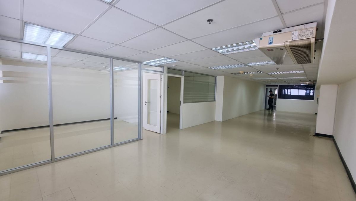 For RentOfficeSukhumvit, Asoke, Thonglor : For rent, BTS, Asoke, size 167 sq.m., price 480 baht per meter, 11th floor, can enter the building 24 hours. Staff can use the fitness swimming pool 
 
