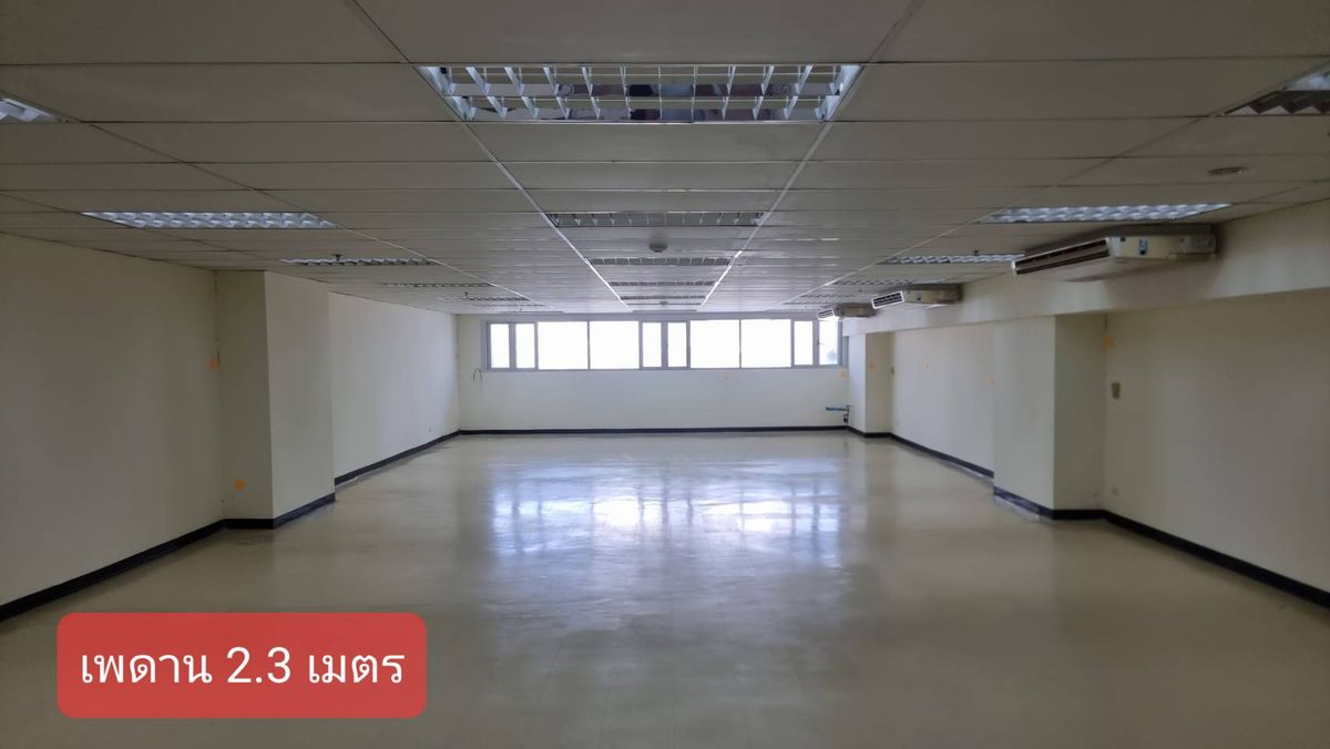 For RentOfficeSukhumvit, Asoke, Thonglor : BTS Asoke Office for rent, size 165.85 sq.m., price 665 baht per meter, 10th floor, can enter the building 24 hours. The staff can use the fitness swimming pool  