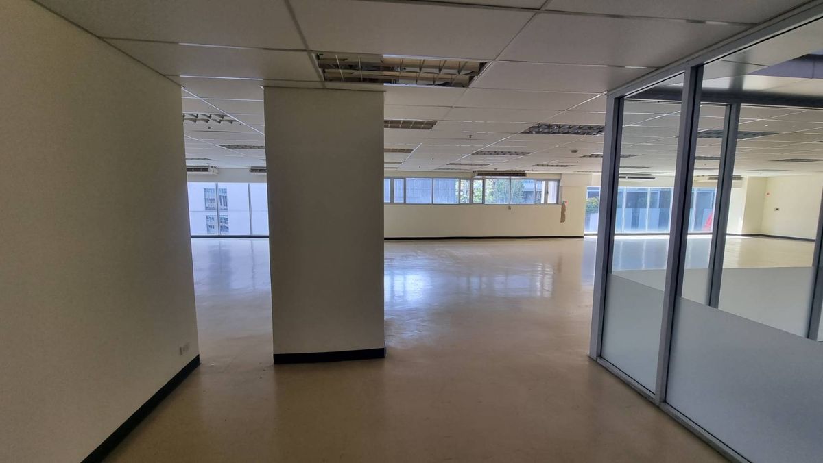 For RentOfficeSukhumvit, Asoke, Thonglor : BTS BTS BTS, 256 sq.m., 630 baht per meter, 8th floor, can enter the building 24 hours. Staff can use the fitness swimming pool  