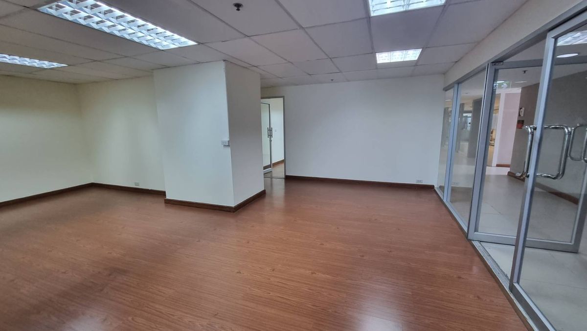 For RentOfficeSukhumvit, Asoke, Thonglor : BTS BTS Ashok Office, Size 91 sq.m., price 540 baht per meter, 20th floor, can enter the building 24 hours. The staff can use the fitness swimming pool  