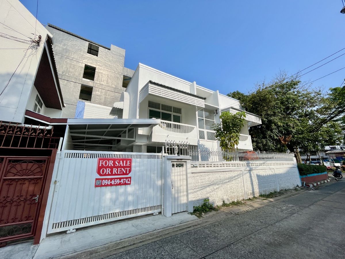 บ้านอ่อนนุช อุดมสุข : For SALE/RENT บ้านเดี่ยวรีโนเวทใหม่ ทำเลดี! สุขุมวิท 71 ซอยปรีดีย์13 
